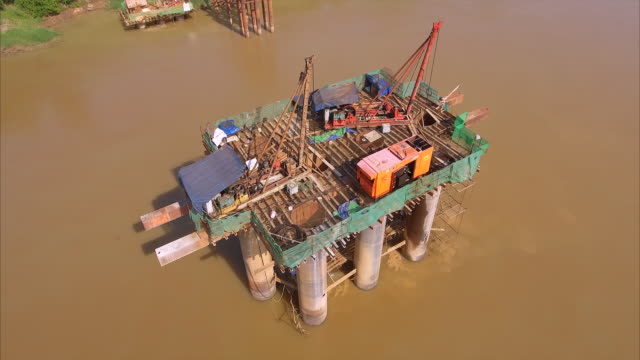 Aerial-Overhead-von-der-Brücke-Pier-Tabelle-ist-auf-einen-Stand-im-Fluss-errichtet.
