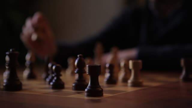 juego-de-ajedrez-con-el-servicio-de-licor