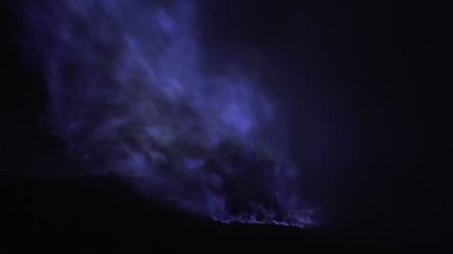 Fuego-azul-de-azufre-del-volcán-Kawah-Ijen-de-Monte