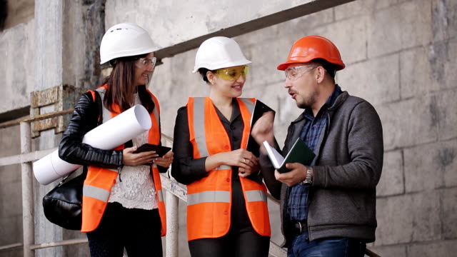 Chief-engineer-on-site-discussing-construction-issues-with-the-customer