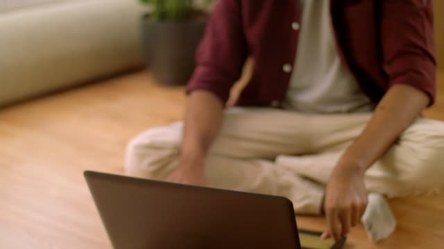 hombre-con-el-ordenador-portátil,-compras-en-línea-en-el-nuevo-hogar