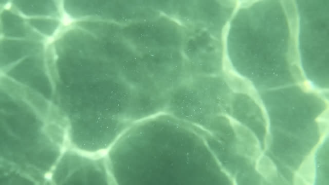 Slow-Motion-unter-Wasser-Sonne-Licht-Reflexion