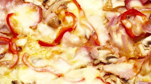 Rustikale-italienische-Pizza-mit-Schinken,-Kaiser,-Mozzarella-und-Champignons