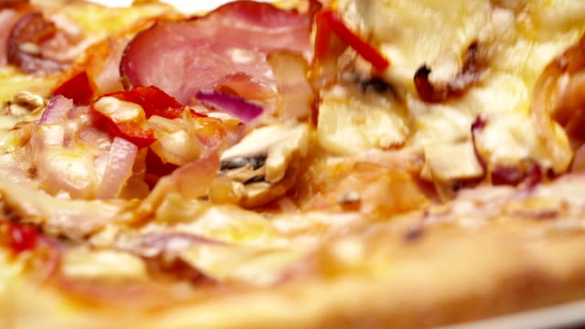 Rustikale-italienische-Pizza-mit-Schinken,-Kaiser,-Mozzarella-und-Champignons
