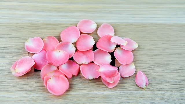 Holztisch-rosa-Rosenblüten-HD-Filmmaterial