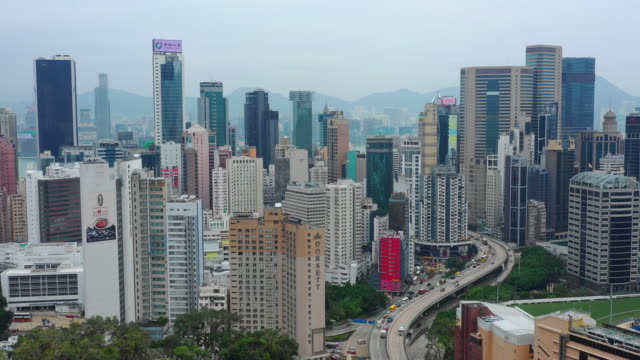Centro-antena-del-camino-del-paisaje-urbano-tráfico-de-tiempo-del-día-panorama-4k-hong-kong