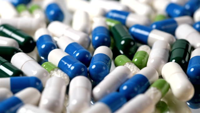muchas-pastillas-y-vitaminas-de-diferentes-colores