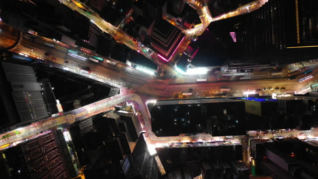 noche-iluminada-ciudad-de-hong-kong-centro-tráfico-arriba-abajo-calle-panorama-aéreo-4k