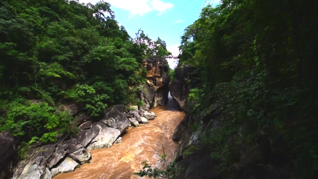 Schöne-Natur-mit-großen-Rock-Hill-Berg-und-Fluss-im-Obluang-National-Park,-Chiang-Mai,-Thailand.
