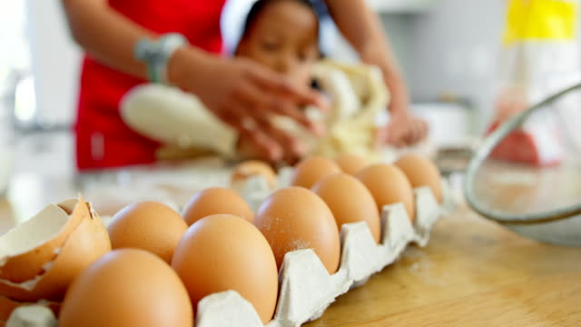 Nahaufnahme-der-Eierbehälter-auf-Küchenarbeitsplatte-mit-nach-Hause-4k