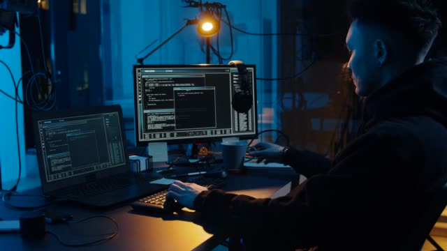 Hacker-in-Hoodie-mit-Computern-für-Cyber-Angriff