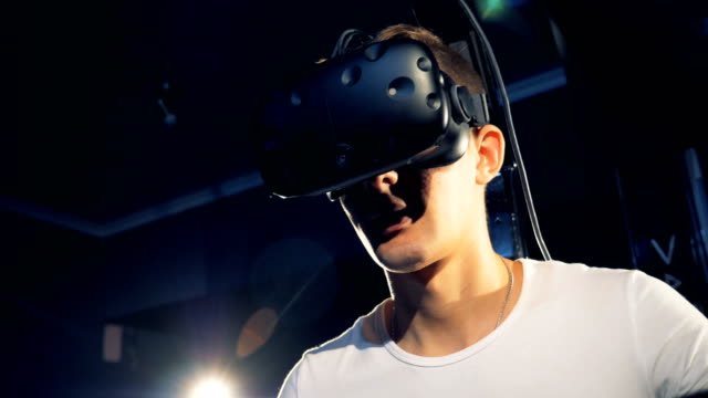 Virtual-Reality-Gaming-Konzept.-Verängstigte-Person-in-VR-Brille,-aus-nächster-Nähe.