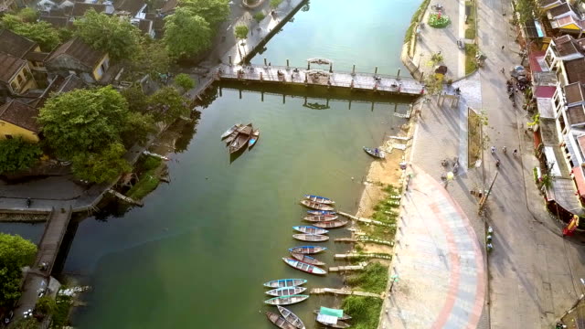 Brücke-über-Fluss-und-Boote-am-Touristischen-Ufer