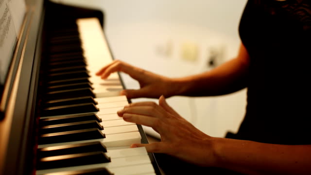 Junge-Frau-spielt-Klavier