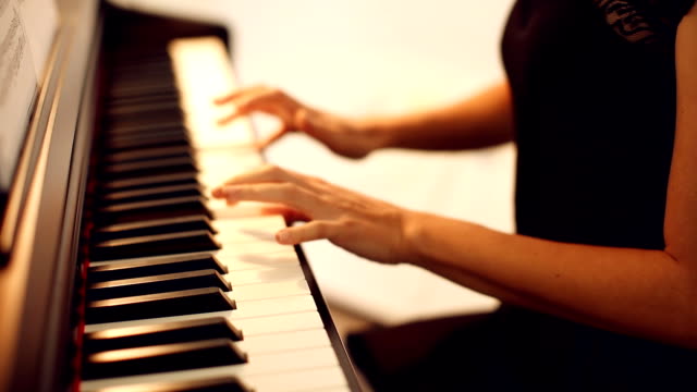 Joven-mujer-tocando-el-piano
