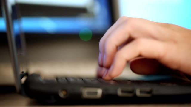 Finger-Tippen-auf-der-Tastatur