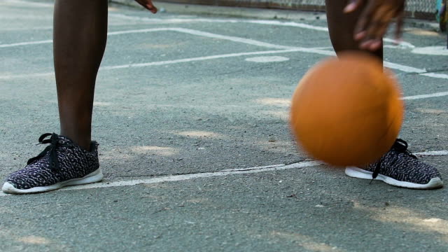 Sportsman-formación-bola-del-regate,-jugando-baloncesto-en-deportes-tierra,-lenta
