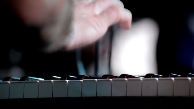 Musiker-spielt-Klavier