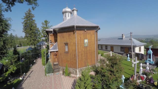 schöne-Landschaft-Kirche-auf-dem-Lande.-Drohne-video