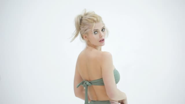 Schöne-attraktive-Modell-in-Badeanzug-posiert-auf-einem-weißen-Studio-Hintergrund