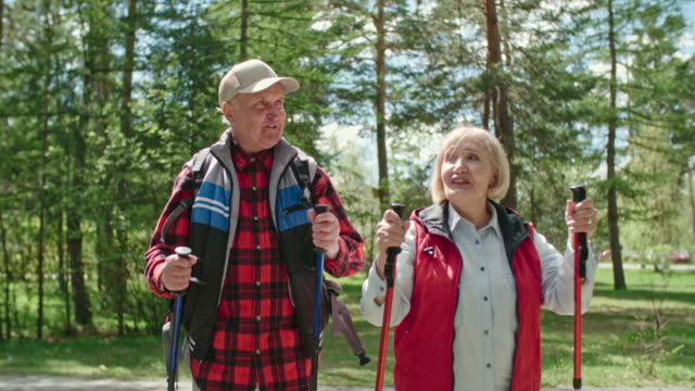 Lachend-Senior-Touristen-genießen-zu-Fuß