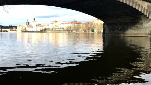 Blick-auf-Prag-unter-der-Brücke.