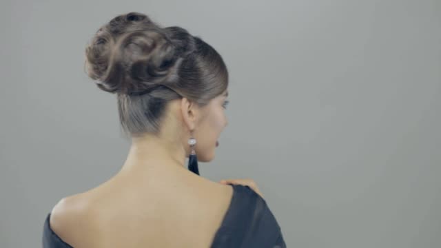 Wunderschöne-Brünette-Frau-küsst-Kamera-Schlag