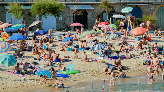 Vacaciones-en-la-playa-en-España-en-verano