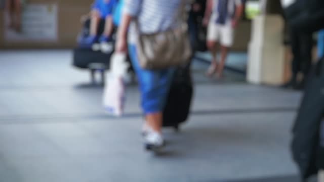 Blurred-background-with-travelers-pulling-suitcase-from-airport-terminal-on-Koh-Samui-in-slow-motion.-1920x1080
