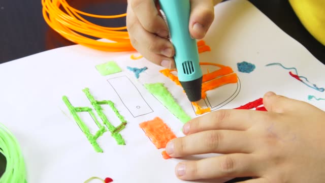 child-draws-helicopter-with-3D-pen