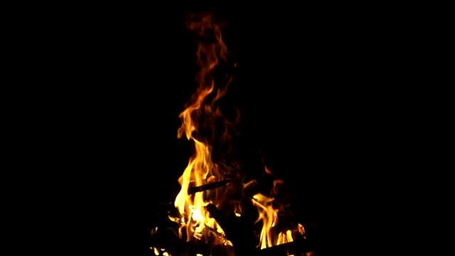 Brennendes-Feuer-auf-schwarzem-Hintergrund,-Slow-motion