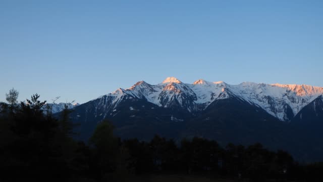 Time-lapse-on-the-peaks-of-the-Alps-still-snowy-in-the-spring