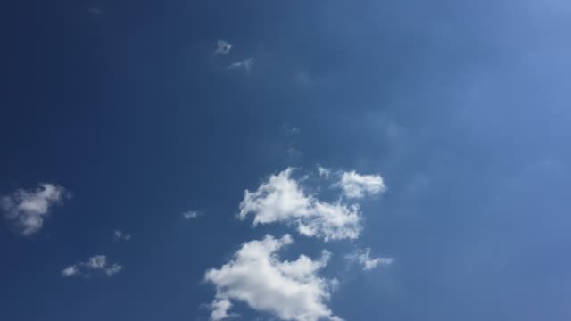 White-Cloud-verschwinden-in-der-heißen-Sonne-am-blauen-Himmel.-Cumulus-Wolken-Form-gegen-strahlend-blauem-Himmel.-Time-Lapse-Bewegung-Wolken-blauer-Himmelshintergrund.