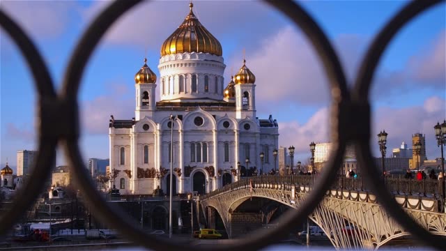 Kathedrale-von-Christus-dem-Erlöser-in-Moskau-durch-Rahmen-des-Zauns-Brücke-über-die-Moskwa