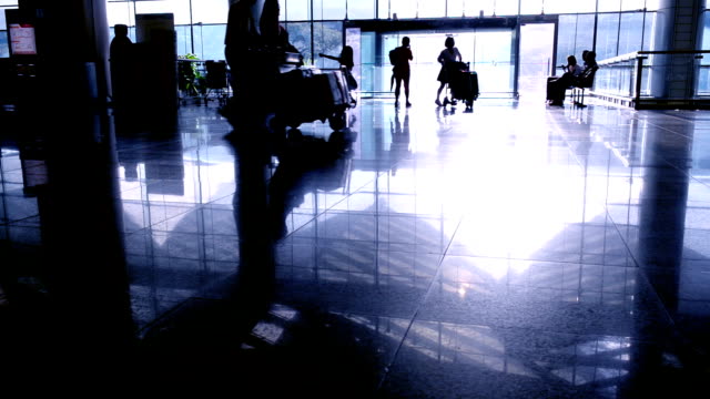 Silhouetten-von-Reisenden-Passagiere-im-Flughafen-transit-terminal-zu-Fuß-mit-Gepäck-Gepäck-gehen,-Reisen