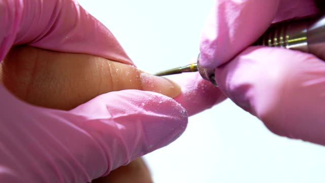 Kosmetikerin-sorgfältigen-und-genauen-entfernen-Nagelhaut-mit-polnischen-Maschine