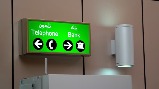 Telefonschild-Leuchtkasten-in-den-Flughafen