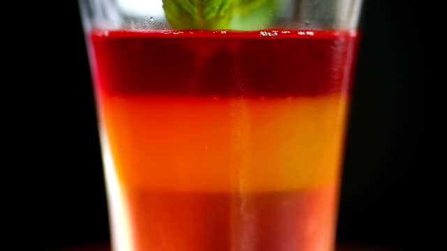 süße-Blätterteig-farbige-Gelee-in-einem-Glas