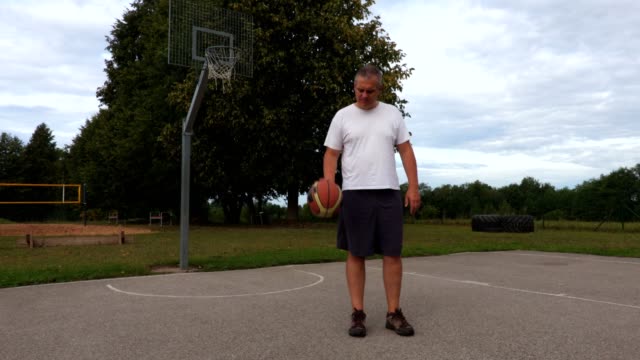 Man-draws-a-basketball-ball