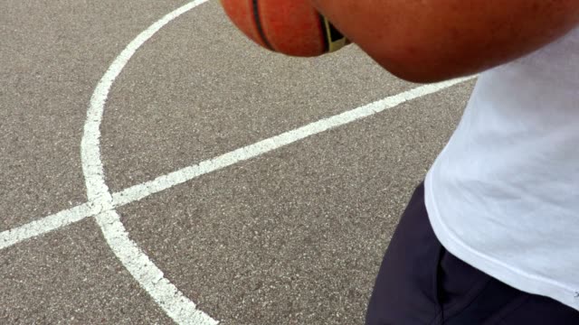 Hand-dribbelt-den-Basketball-ball