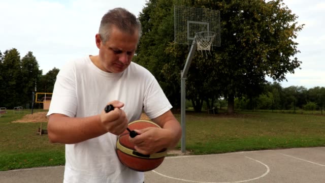 Man-pumpt-Basketball-ball
