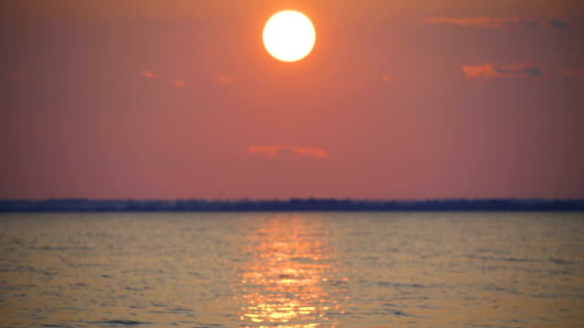 Die-hellen-Sonnenuntergang-über-dem-Wasser