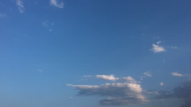 schönen-blauen-Himmel-mit-Wolken-Hintergrund