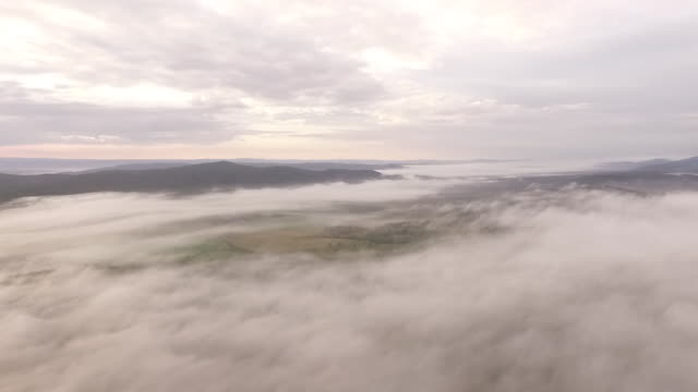 Niedrige-Wolken-und-Nebel-Abdeckung-australischen-Farm-am-frühen-Morgen,-drone