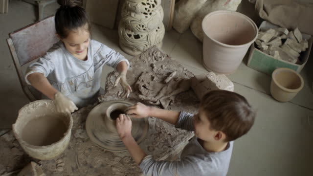 Kids-Making-Pottery-in-Workshop