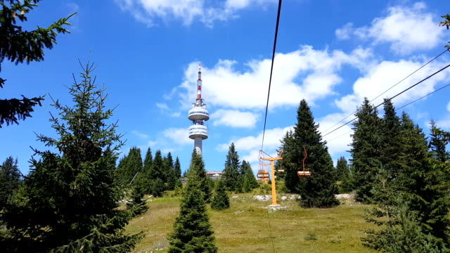 Telesilla-vacío-ascendente-en-Pamporovo-montaña-del-invierno-de-esquí-en-Bulgaria-durante-el-verano.