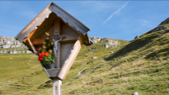 Hölzernes-Kruzifix-in-einer-Berglandschaft