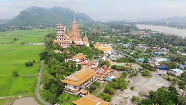 Luftbild-Landschaft-von-Wat-Tham-Sua,-Tha-Muang-Bezirk,-Kanchanaburi-Thailand