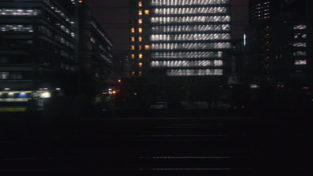 Pasar-la-noche-de-la-estación-de-Metro-de-Tokio