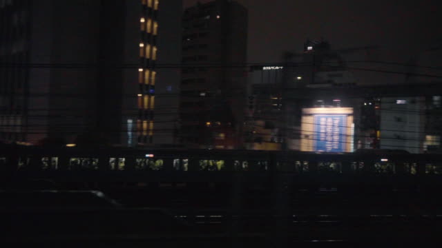 Tokyo-Metro-Station-Nacht-auf-der-Durchreise